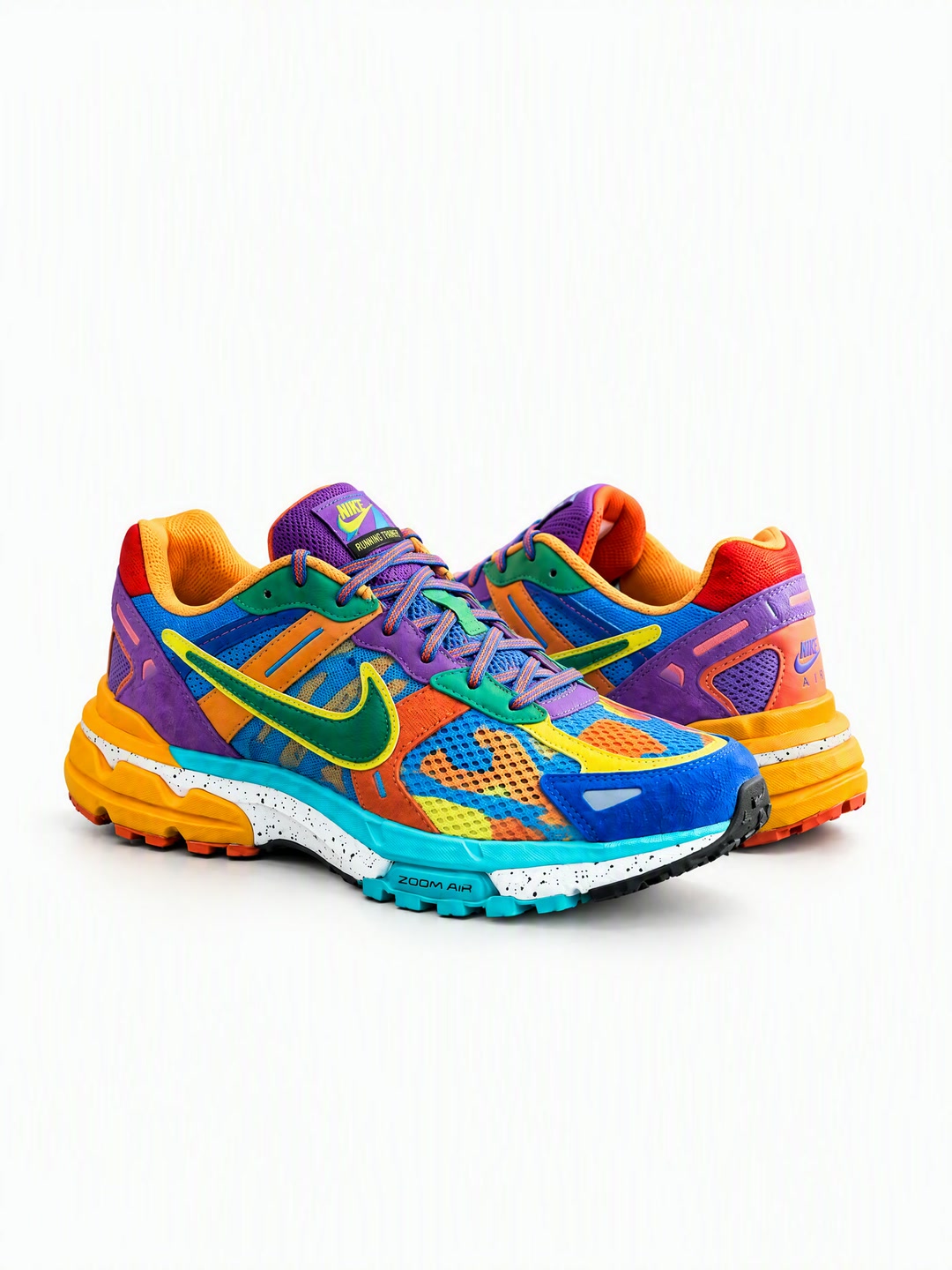 Par de tenis para correr multicolor fotografiado sobre un fondo blanco